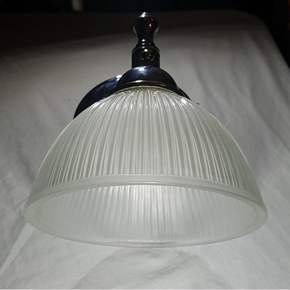 Bathroom light fixture single bulb
